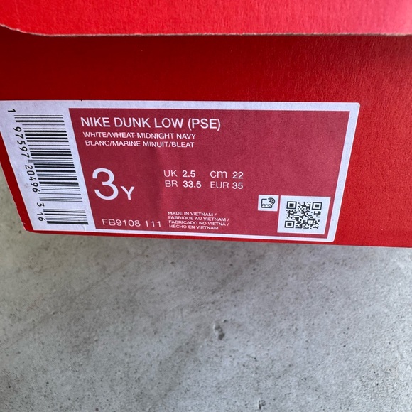 Nike Kids Sneakers - White and Gold Accents - Picture 2 of 13